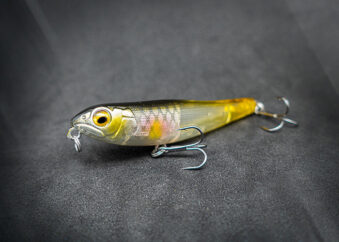 Topwater Wobbler Stickbait in Geb/Silber/Lila - dunkel